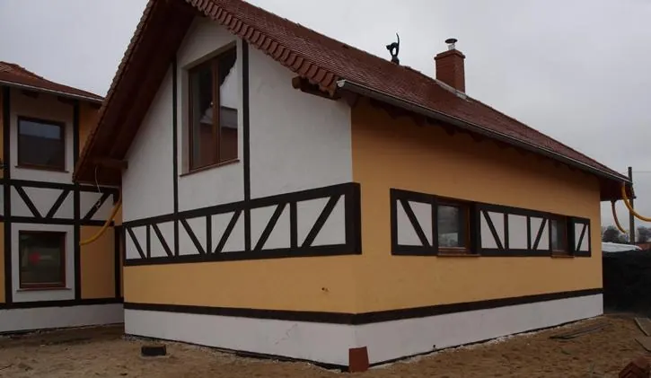 Dekorativne grede na zabatu obiteljske kuće