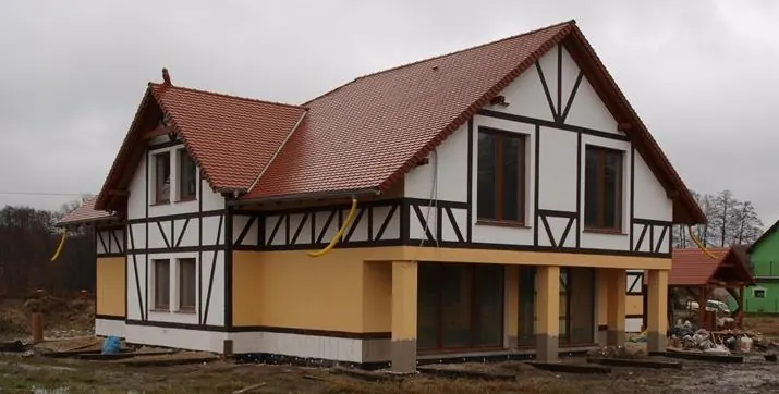 Fasadni raster s izgledom tradicionalne drvene konstrukcije