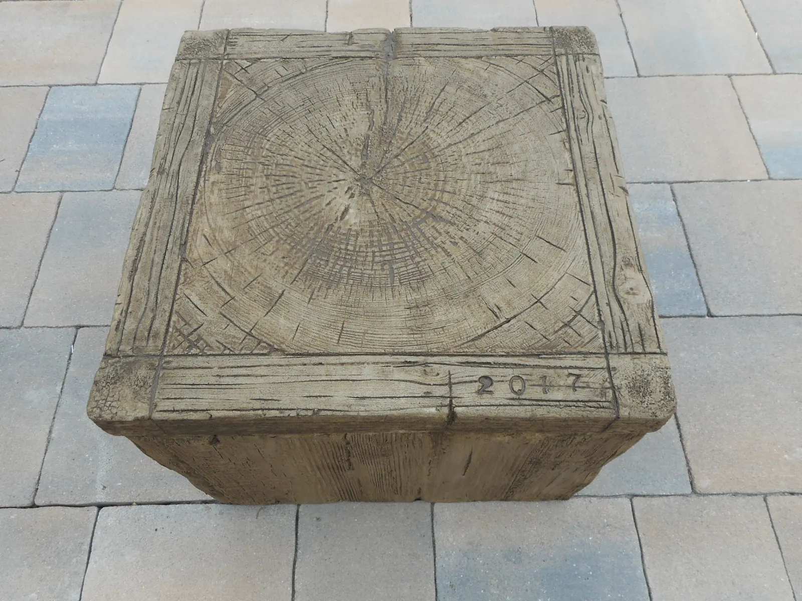 Dekorativni stolić s urezanim ornamentom