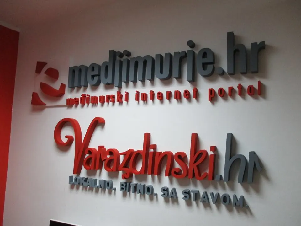 Zidni 3D logotipi postavljeni u poslovnom interijeru