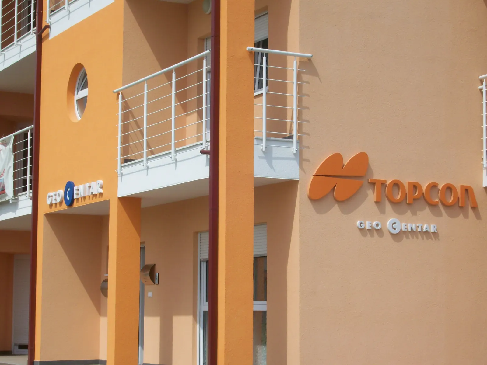 Vanjski 3D logotipi poslovnog centra na pročelju