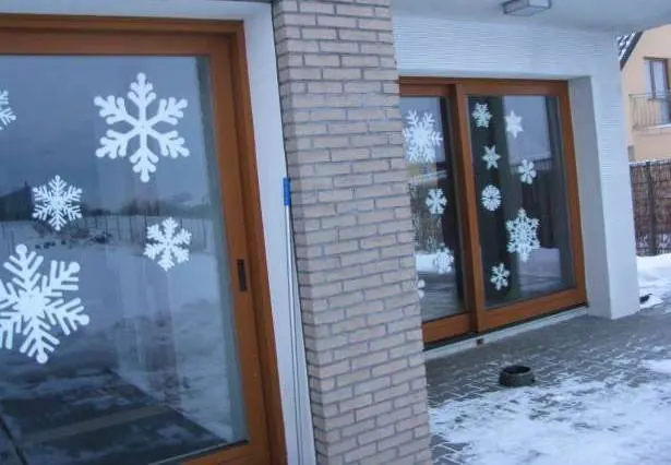 Pahulje i zimski motivi postavljeni na prozore kuće
