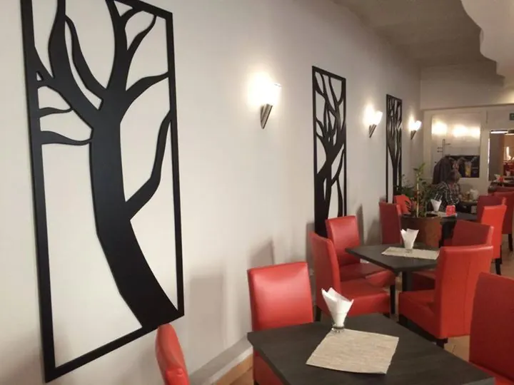 Tematski zidni elementi u interijeru restorana