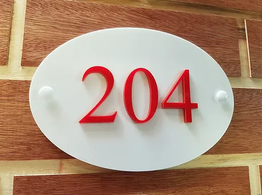 Oznaka sobe s reljefnim brojem izrađena po mjeri