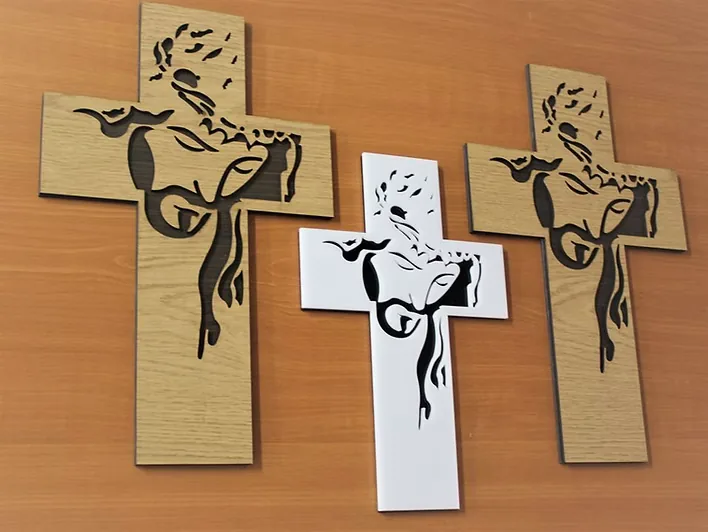 Dekorativni križevi s precizno izrezanim motivom