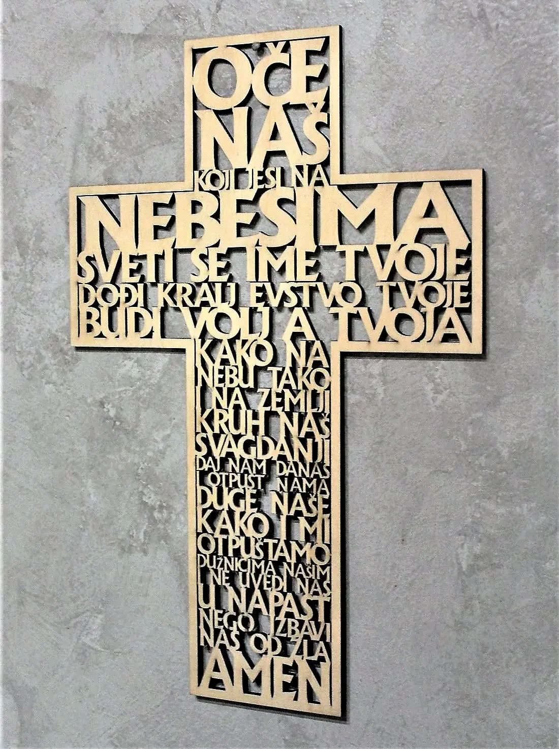 Dekorativni križ s precizno izrezanim tekstom molitve