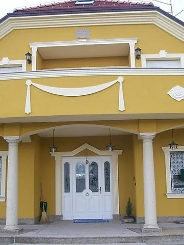 Ulazno pročelje ukrašeno vijencima, stupovima i ornamentima