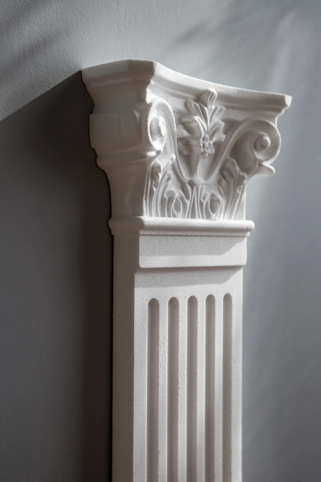 Detalj bogato oblikovanog kapitel ukrasnog stupa