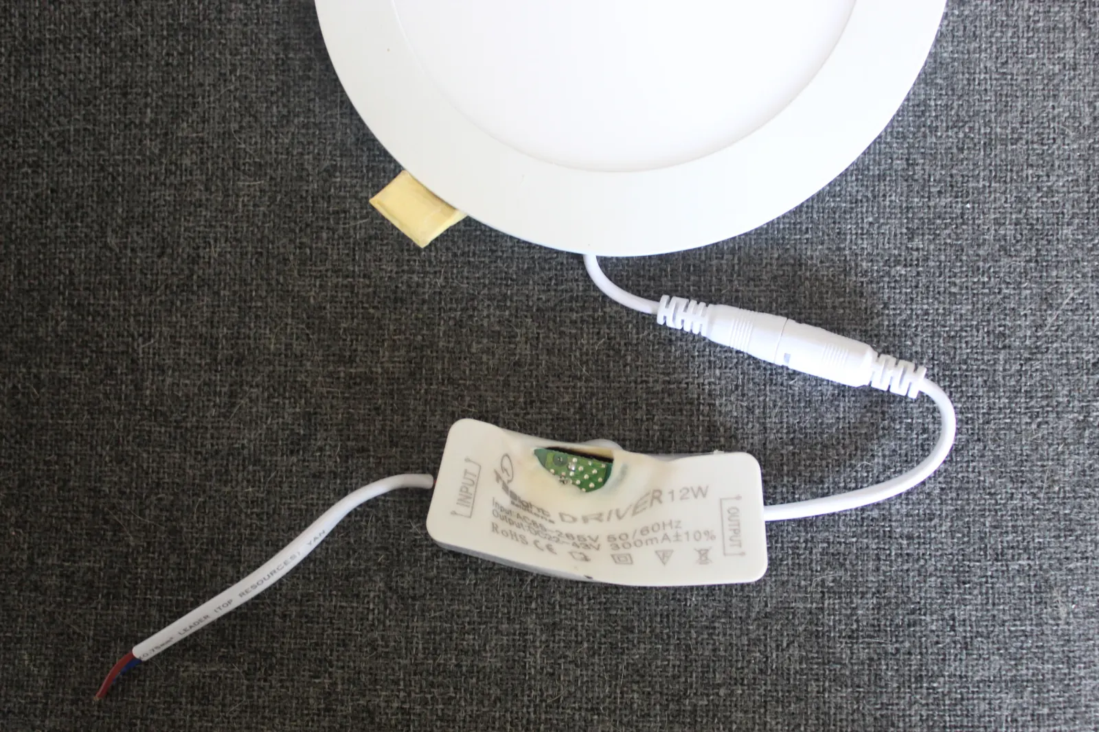 LED driver s oštećenim kućištem i izloženom elektronikom