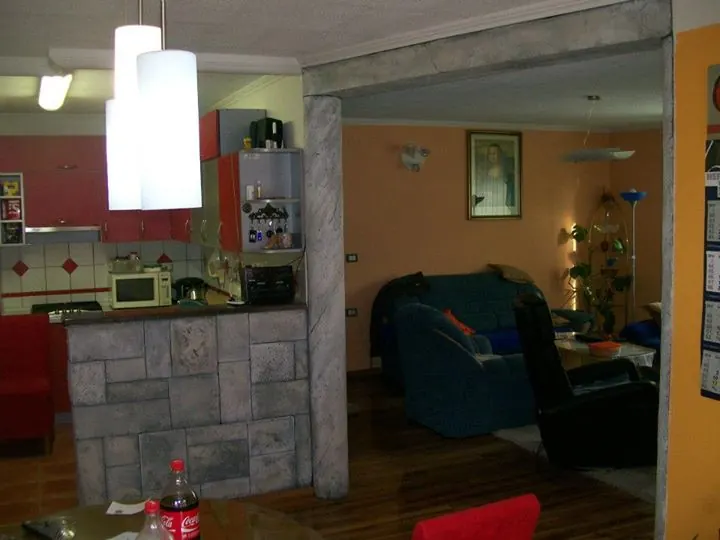 Kamena zidna obloga uz namještaj u dnevnom prostoru