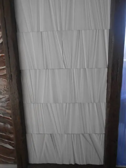 ICELOOK linearni reljefni paneli složeni u zidnu kompoziciju