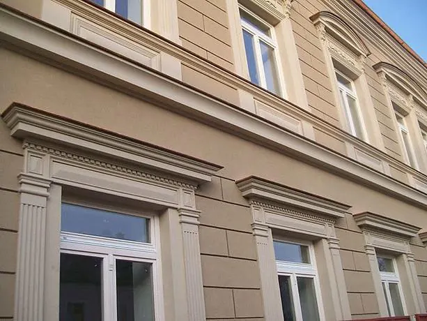 Detalj klasično oblikovanih fasadnih profila