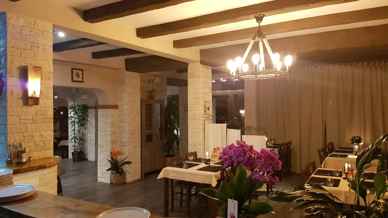 Interijerska imitacija drva prilagođena zidu i stropu