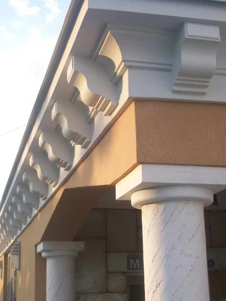 Fasadni profili i dekorativni elementi na pročelju kuće