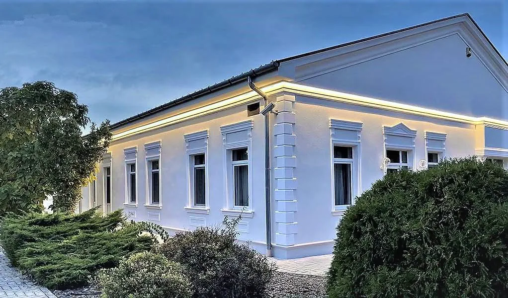 Restoran Balis s dekorativnim fasadnim štukaturama i profilima